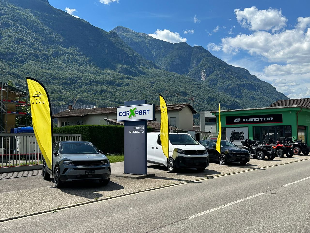 Esterno del Garage Mondauto con il totem CarXpert e le auto in esposizione