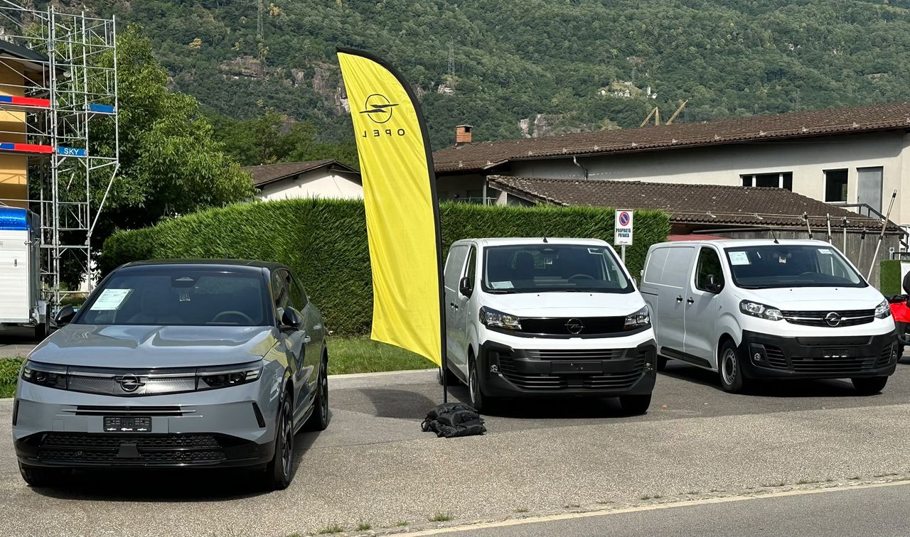 Vetture e furgoni Opel esposti davanti al garage
