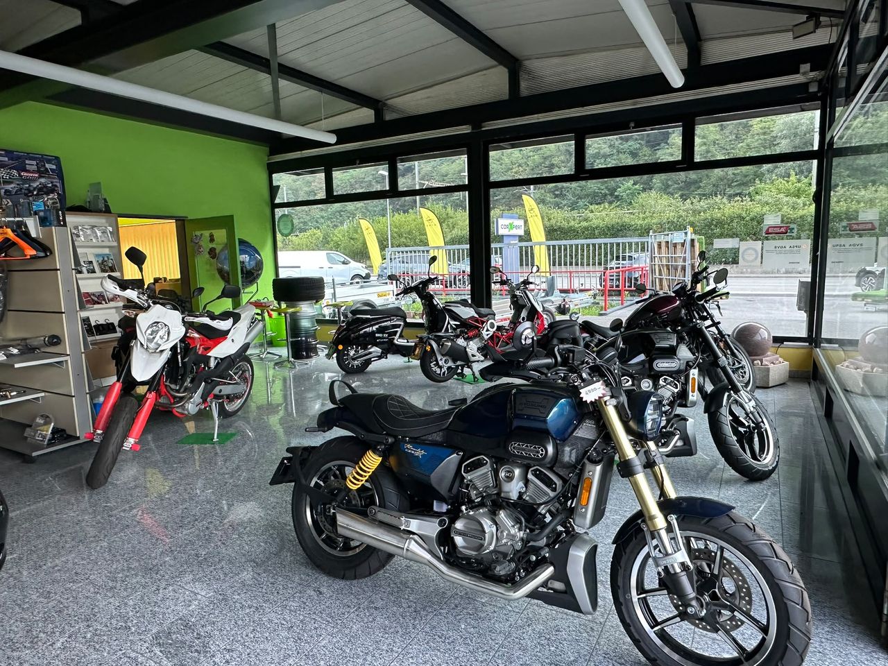 Interno dello showroom Garage Mondauto