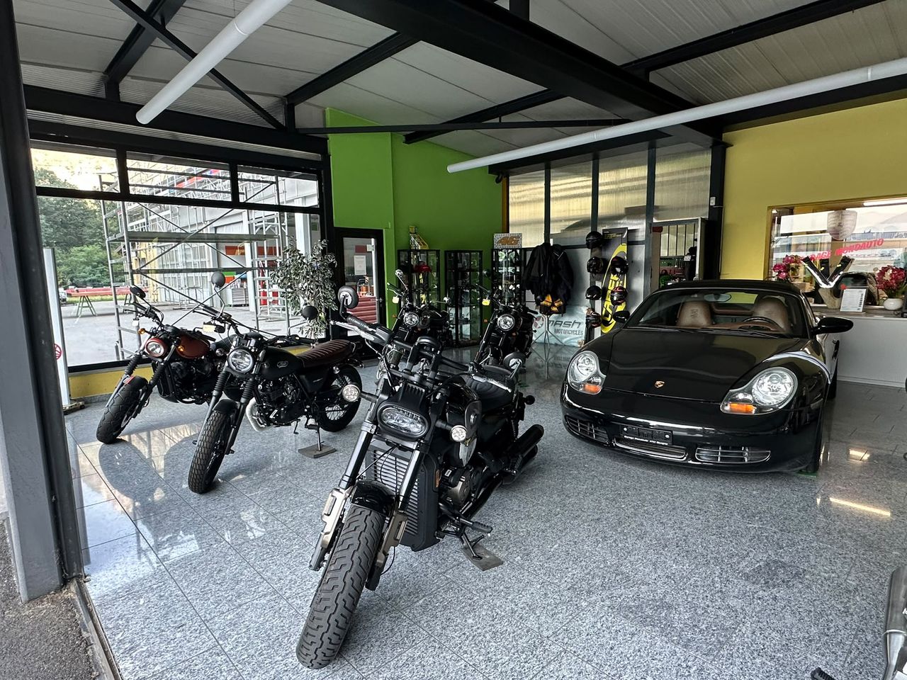 Showroom del Garage Mondauto con moto in esposizione