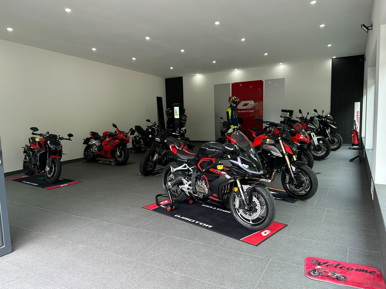 Showroom QJMOTOR con le moto sportive